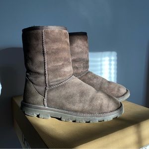 ugg essential short women’s boots in deep brown color chocolate